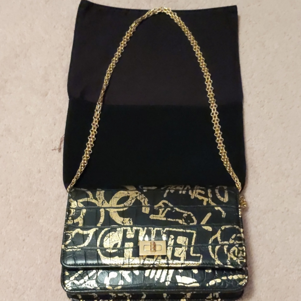 SOLD CHANEL*RARE* Paris-New York 2019 Graffiti WOC - Picture 7 of 16